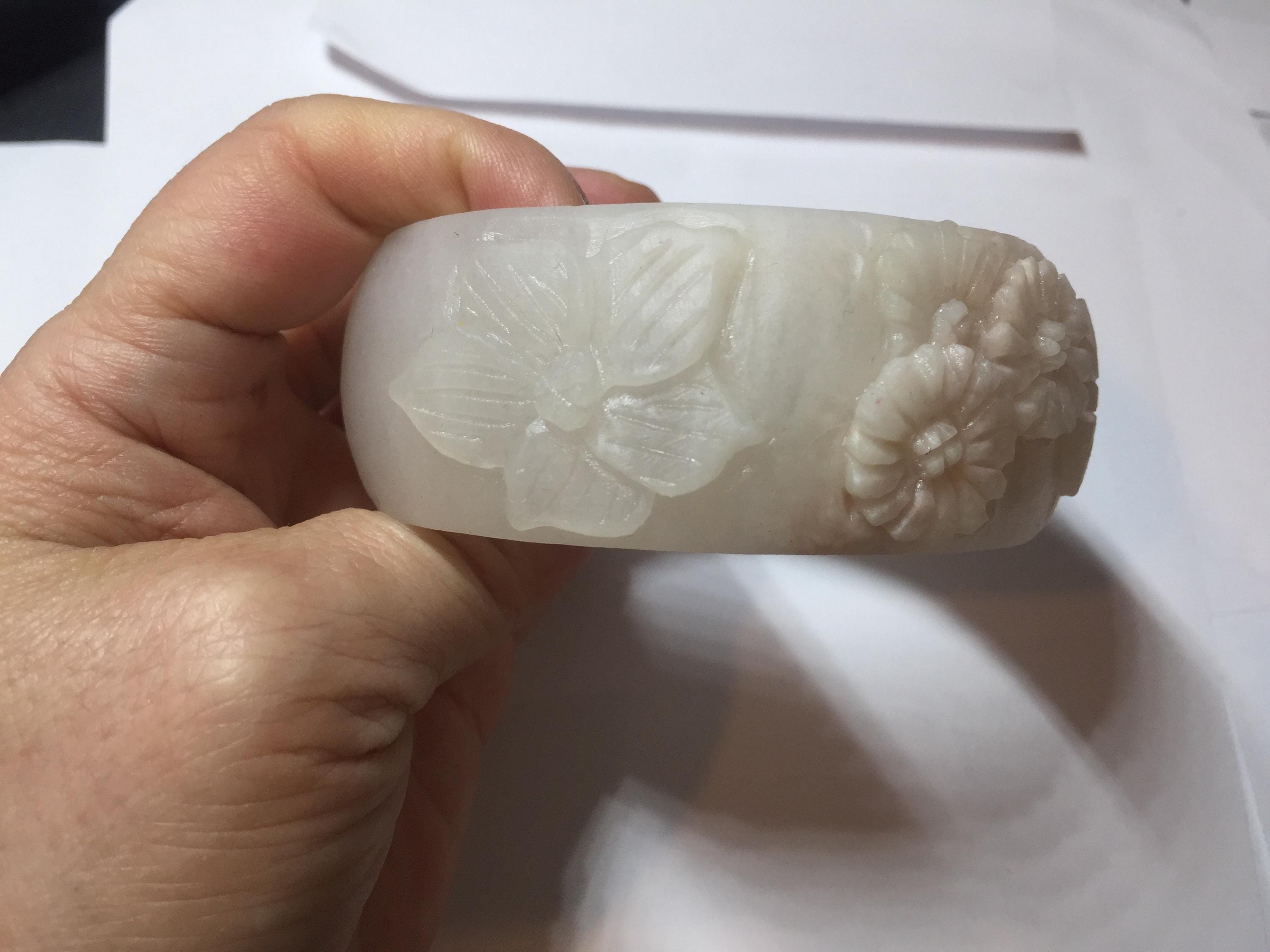 62 mm 100%天然ホワイトライトピンクの花の彫刻が施されたクォーツ