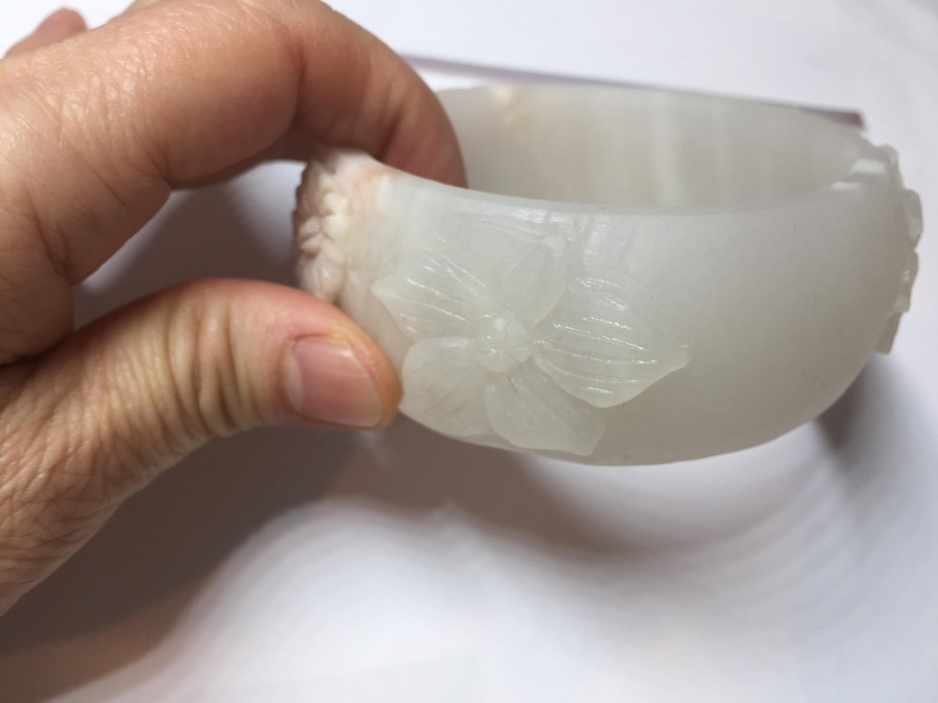 62mm 100% Natural White Light Pink Carved Flowers Quartzite