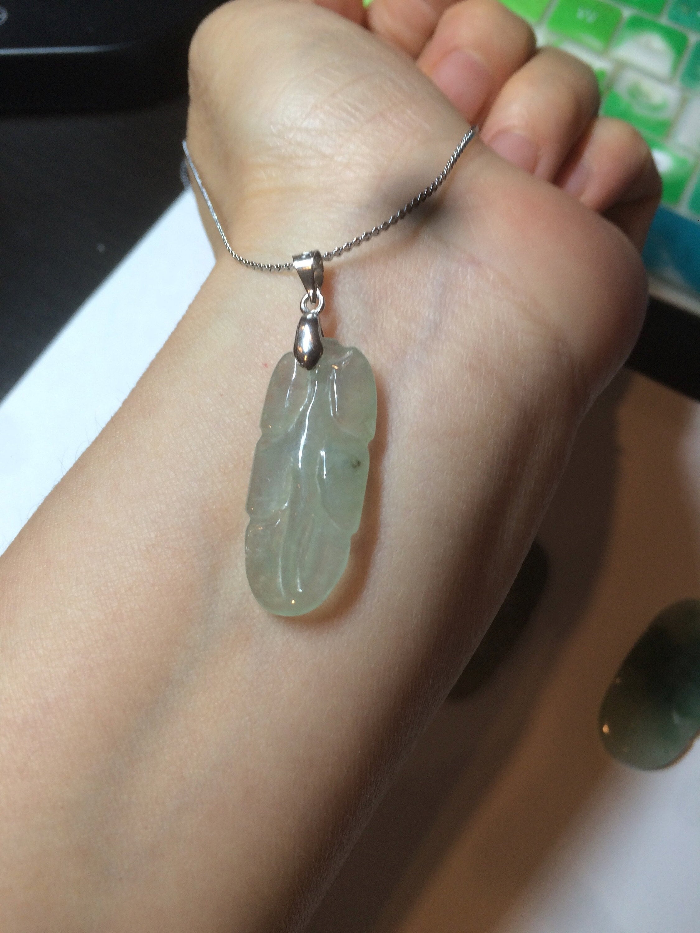 100% 天然タイプ A の氷のような水のようなライト グリーン/ダーク