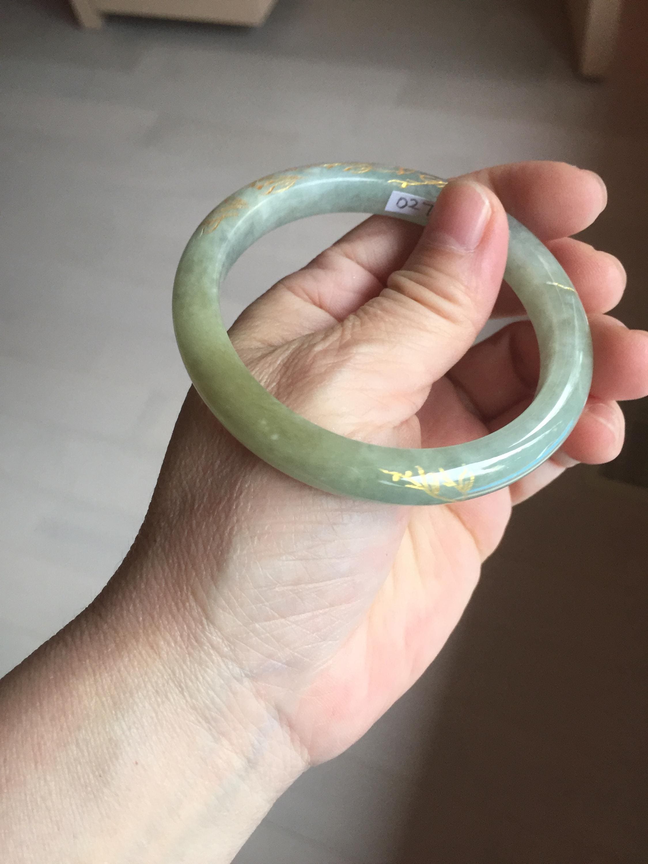 54.9mm 100%天然タイプA 濃い緑黄色に花模様が彫刻され、金色の塗装が
