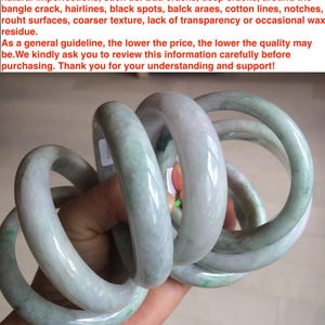 Peut inclure: Plusieurs bracelets en jade jadeïte de différentes nuances de vert et de blanc sont présentés. Les bracelets ont une surface lisse et polie. Le texte de l'image décrit les imperfections du produit.