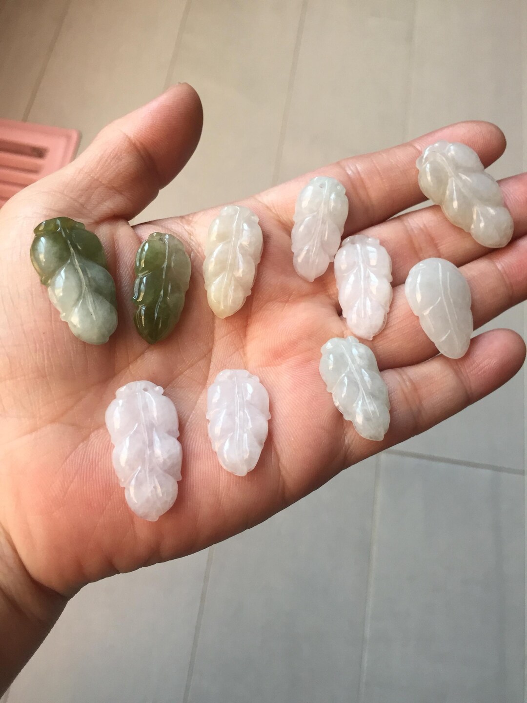 天然翡翠 氷グリーンのリーフペンダント 完全天然 100%天然タイプA、氷のような水のような白紫緑の翡翠の葉ペンダント