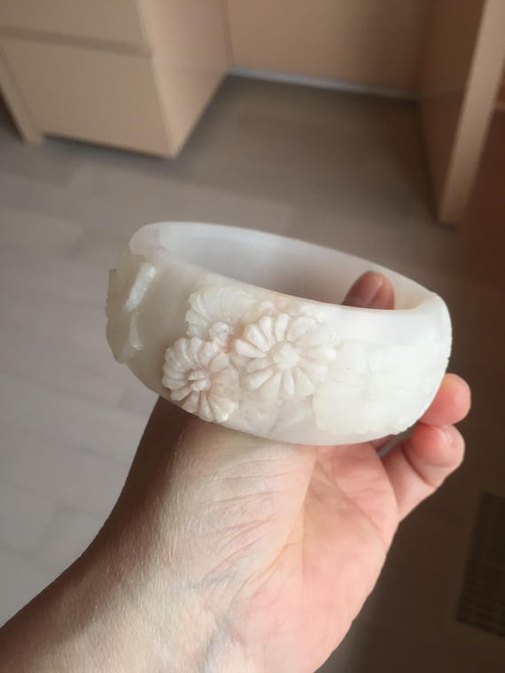 62 mm 100%天然ホワイトライトピンクの花の彫刻が施されたクォーツ 