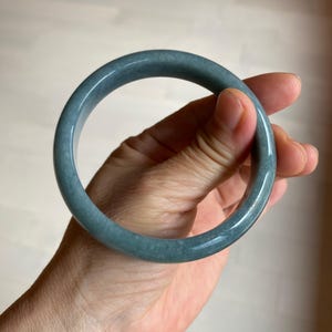 59 mm Zertifizierter Armreif Typ A 100% natürlich hellblau / grau Guatemala Jadeit Armreif Y134-6420