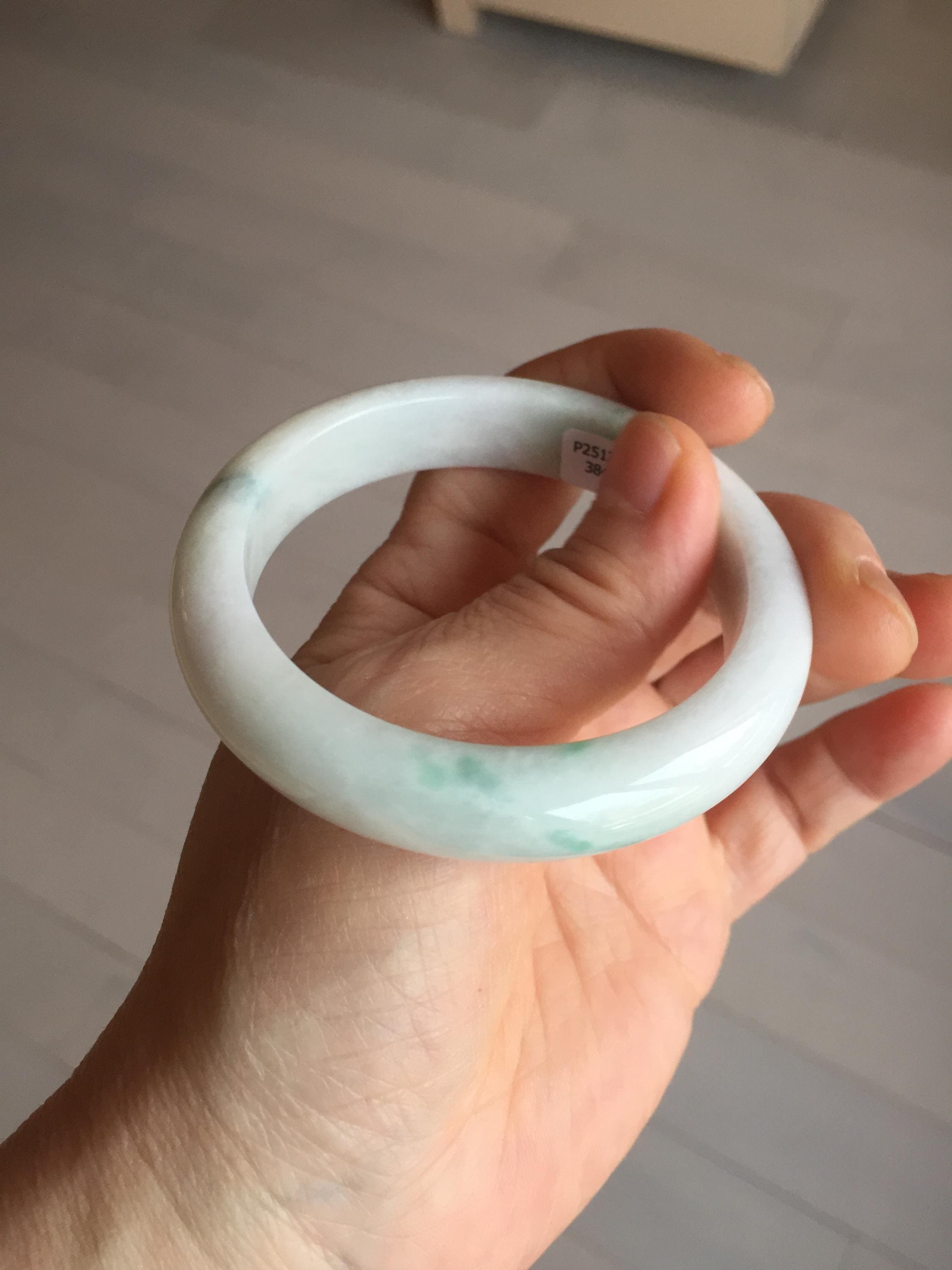 天然翡翠 バングル 白底陽緑 56～57サイズ 氷潤感あり 未使用 美品 53.5mm 認証済み 100%天然 A型 鮮やかな緑白色翡翠バングル PA259-3846