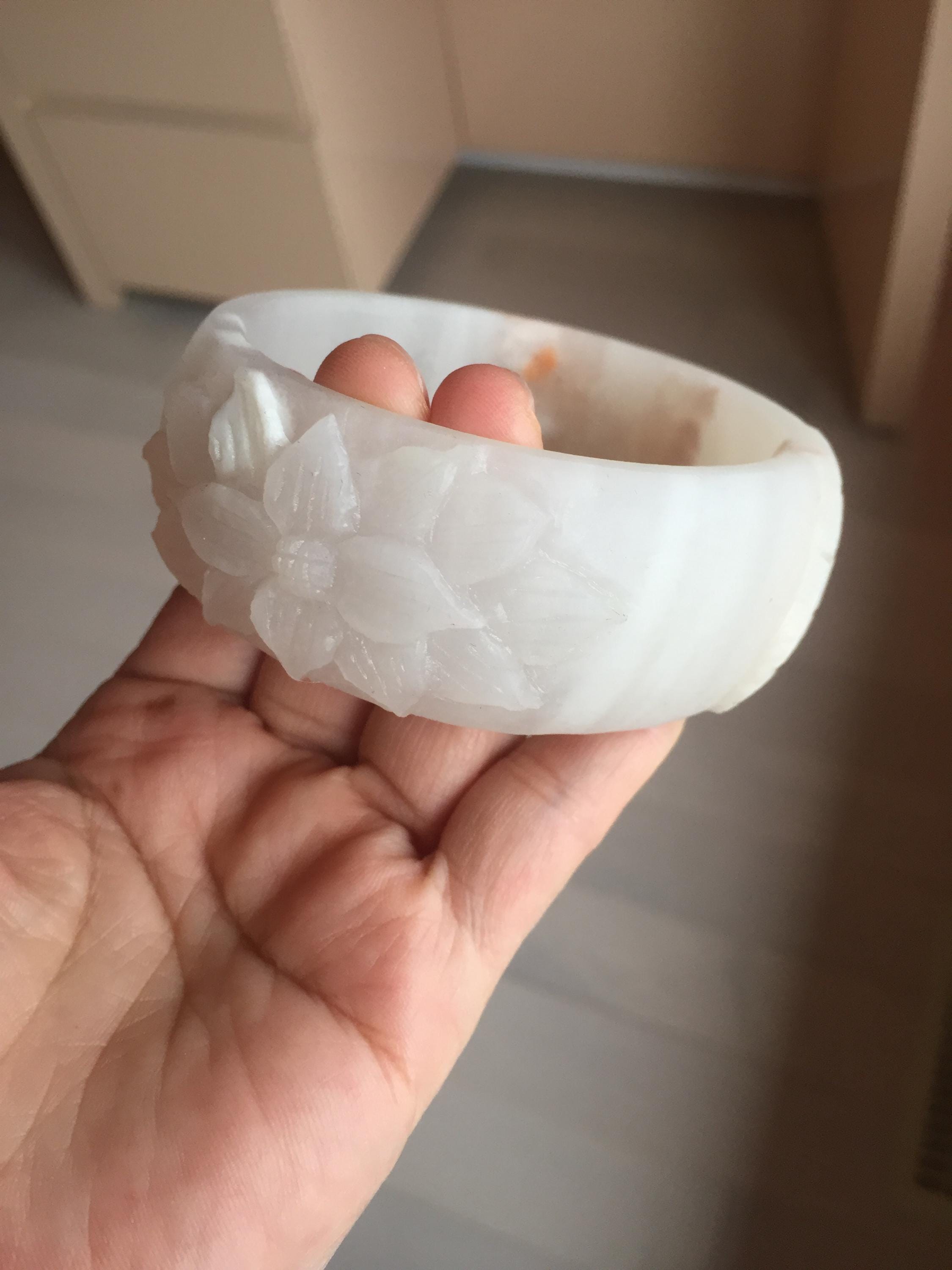 62 mm 100%天然ホワイトライトピンクの花の彫刻が施されたクォーツ