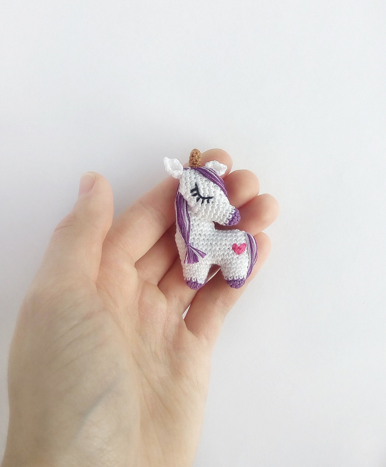 брошь петушок. брошь дракончик крючком брошь. броши связанные крючком. брошь дракончик крючком брошь. вязаные дракончики брошки.