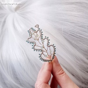 Bransoletka z mankietem Winter Leaf - świąteczna moda, mroźny błękit i lodowato białe kolory zimy, elegancki prezent dla niej