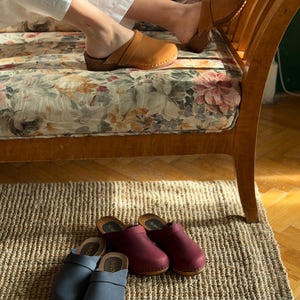 ヌバック スウェーデン クロッグ、ローヒール レザー クロッグ、コニャック レディース クロッグ、クローズド つま先 クロッグ、ブラウン ヌバック クロッグ、バーガンディ クロッグ、ナヴォーナ クロッグ、リナ 画像 7