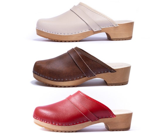 womens brown leather clogs