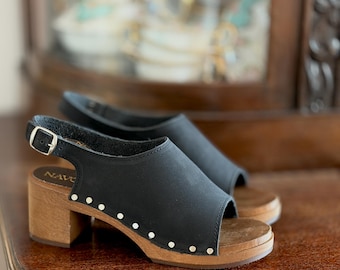 Rita - Sandalias suecas de madera, Zuecos suecos, Zuecos marrones, Sandalias de tacón alto, Sandalias de nobuk marrón, Sandalias artesanales para mujer, Zuecos Navona