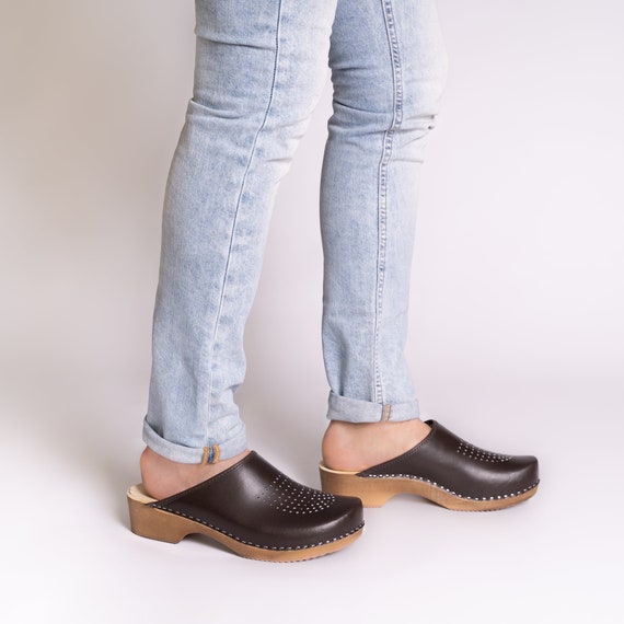 Cuero hombres zuecos, mulas hombres, zuecos hombres, zuecos de hombre  sueco, zuecos de cuero marrón, zapatos de hombre de verano, zapatos de  hombre, zapatos de cuero para los hombres, zuecos suecos 