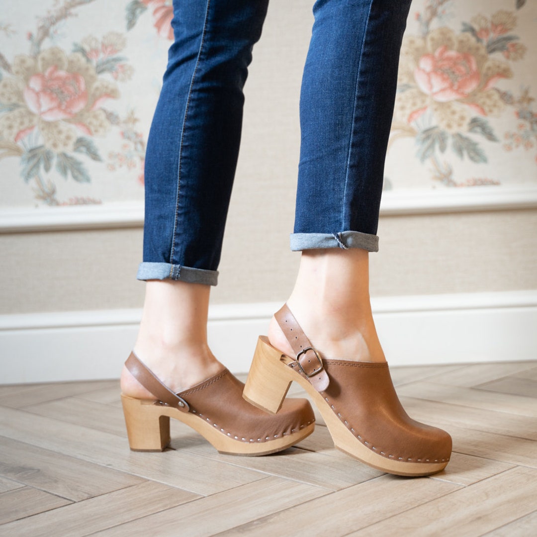 leather clogs womens