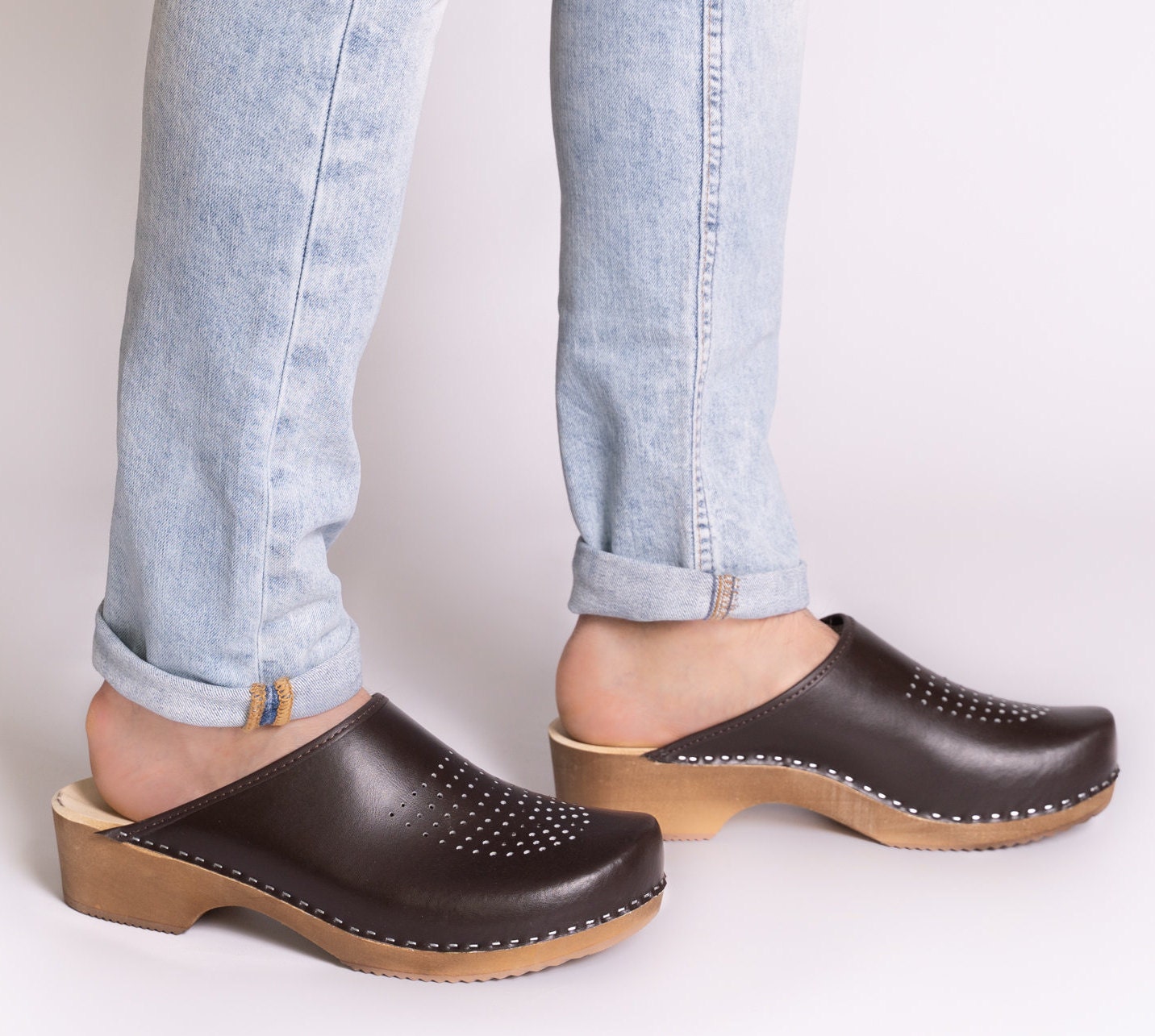  BUGUKI Zuecos de cuero para hombre, sandalias casuales de  verano con suela gruesa de cuero suave, Marrón oscuro : Ropa, Zapatos y  Joyería