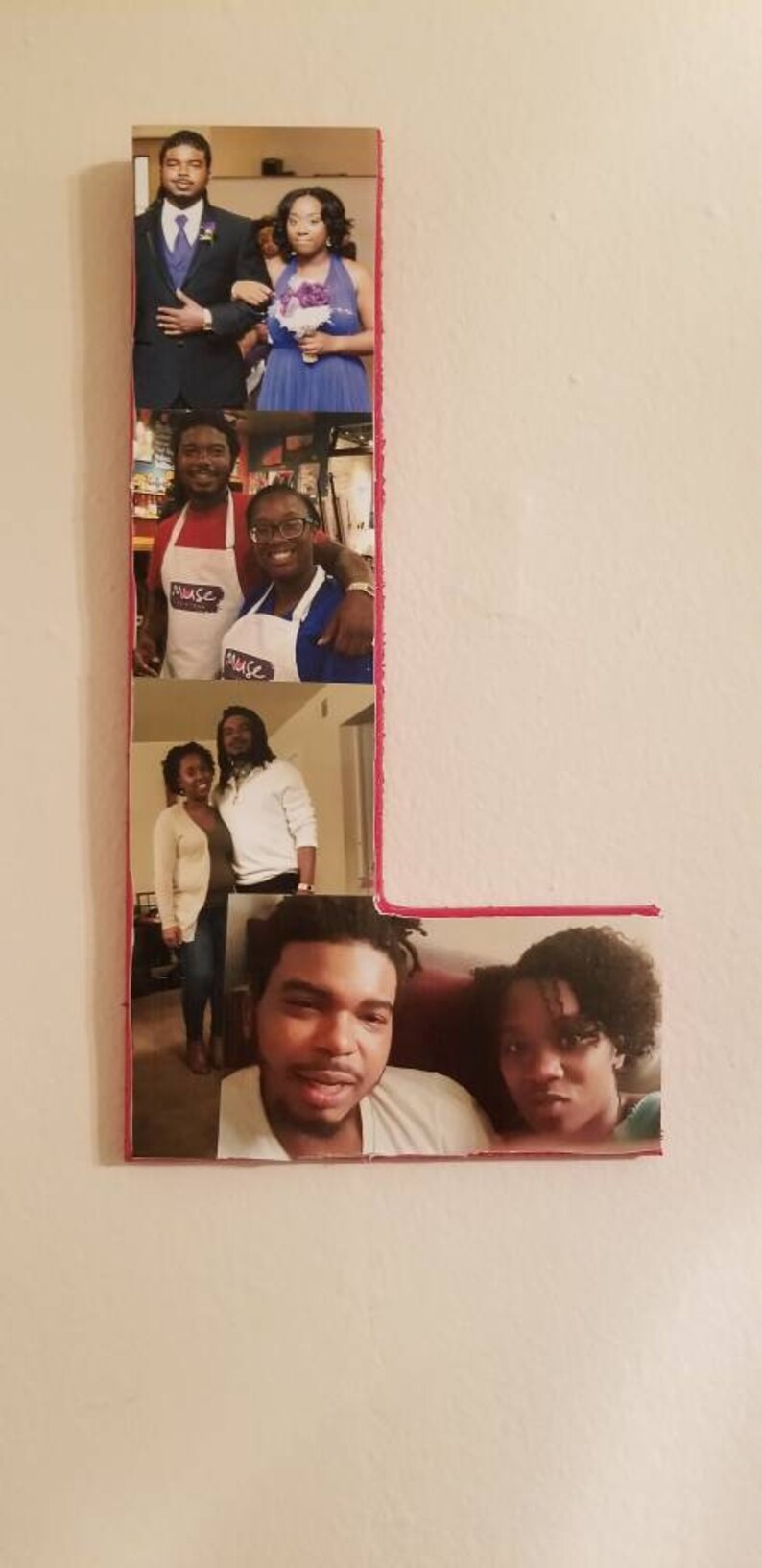 Pu&ograve; includere: Una lettera "L" in legno decorata con diverse fotografie. Le foto mostrano persone in vari contesti, tra cui un matrimonio, la cucina e ritratti casuali. La lettera ha un bordo rosa.