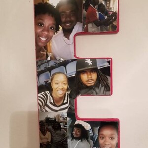 Pu&ograve; includere: Una lettera "E" in legno con bordo rosso, riempita con pi&ugrave; fotografie di persone. Le foto mostrano varie persone che sorridono e posano, creando un collage fotografico personalizzato.