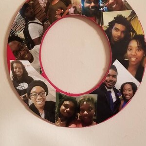 Pu&ograve; includere: Un collage fotografico circolare con un bordo rosso. Il collage &egrave; pieno di varie foto di persone. Il centro del cerchio &egrave; aperto, rivelando il muro dietro. Le foto sono di diverse dimensioni e orientamenti.