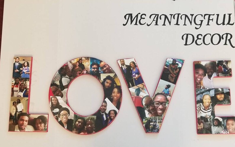 Pu&ograve; includere: Un pezzo decorativo che dice "LOVE" con foto. Ogni lettera &egrave; riempita con varie immagini e le lettere sono delineate in rosso. Le parole "MEANINGFUL DECOR" sono scritte sopra le lettere in un carattere decorativo.