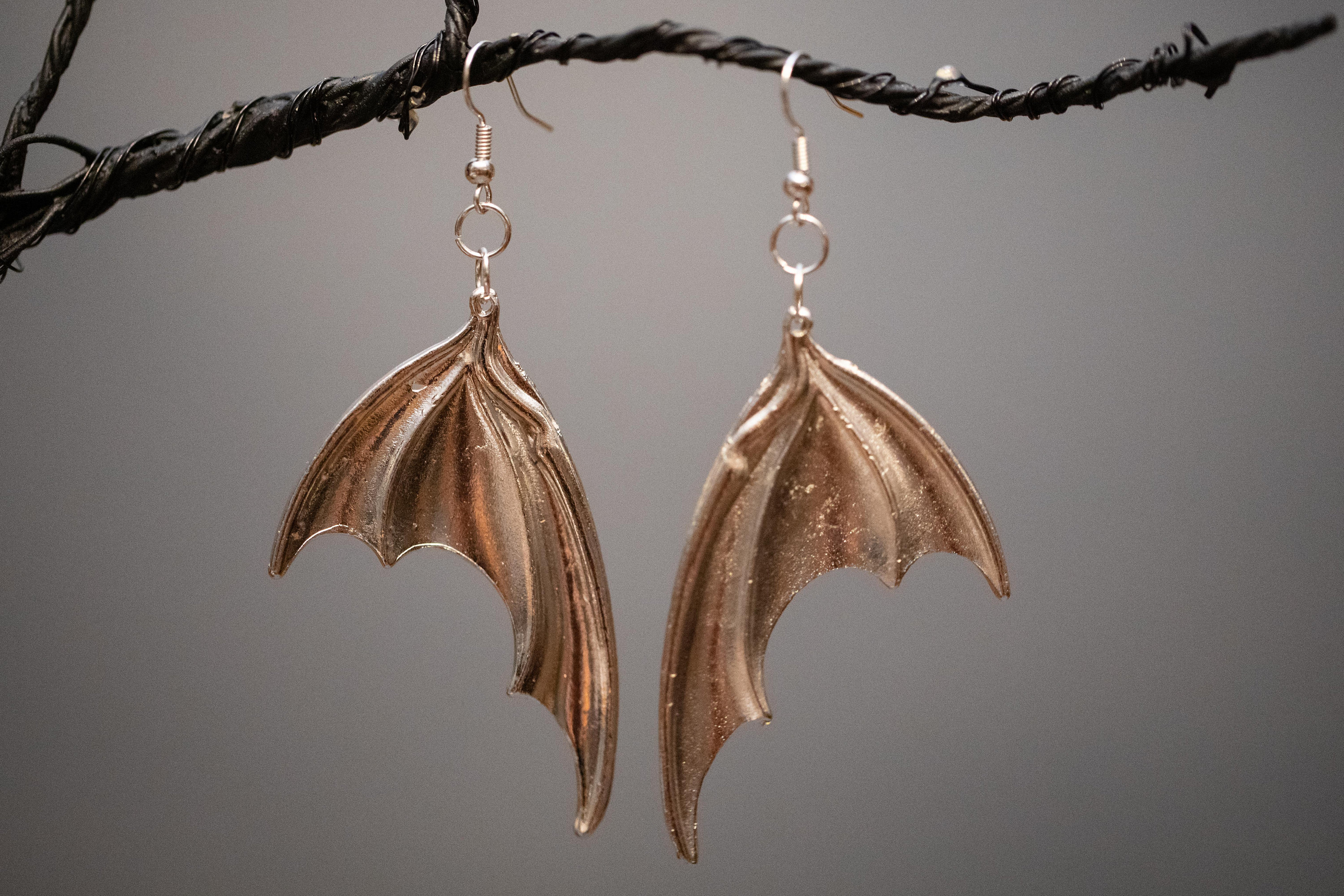 Orecchini A Cerchio Huggie Con Ciondolo Pipistrello - Placcato Oro Su Argento Sterlina