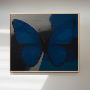 Arte su tela con farfalla blu: arredamento moderno e minimalista in stile Japandi