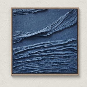Arte murale con texture 3D blu navy, scultura da parete moderna blu, opera d'arte in rilievo con onde per l'arredamento del soggiorno