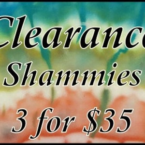 Peut inclure: Un fond tie-dye coloré avec le texte "Clearance Shammies 3 pour 35$".