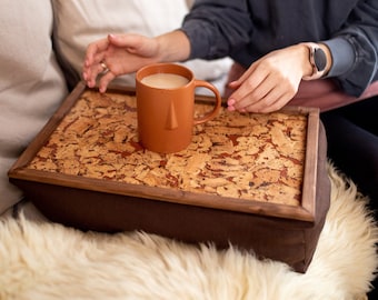 CORCHO - Tamaño L / Bandeja para computadora portátil Bandeja de regazo Escritorio de regazo Mesa para computadora portátil para cama Bandeja ergonómica de madera para manzana Soporte para computadora portátil Bandeja para cama Mesa de desayuno