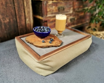 GRIS BÁSICO - Tamaño L / Bandeja para computadora portátil Escritorio de regazo Mesa para computadora portátil para cama Bandeja ergonómica de Apple Soporte para computadora portátil Bandeja de cama Bandeja de madera Mesa de desayuno