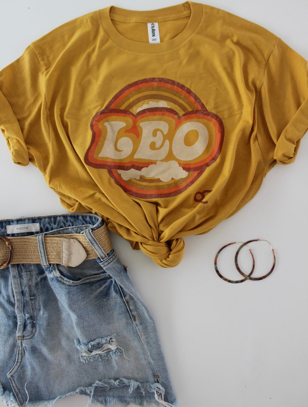 Zodiac Sign Present, Leo Tee,Leo, Leo Zodiac Tee, Leo Birthday Gift, Astrology Gift,Retro 70S Inspired Zodiac Astrology Graphic T-Shirt Tshirtvibes