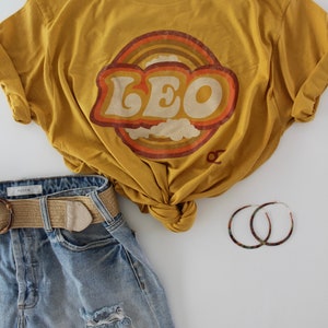 Leeuw, Leo Zodiac Tee, Leo Tee, Retro 70s Geïnspireerde Zodiac Astrologie Grafisch T-Shirt, Leeuw Verjaardagscadeau, Astrologie Cadeau, Sterrenbeeld Aanwezig