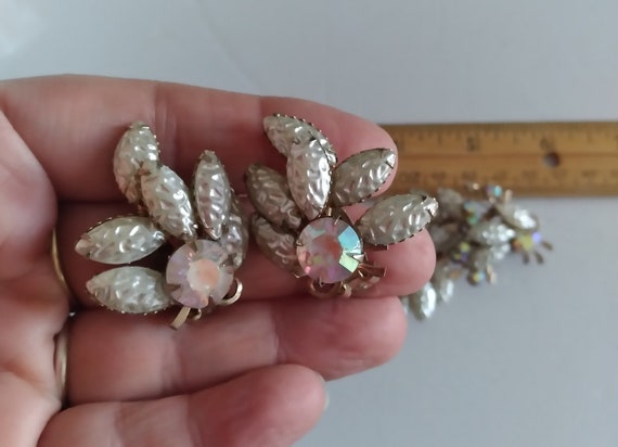 Vintage Rhinestone and pearl pin and earrings set - image 4