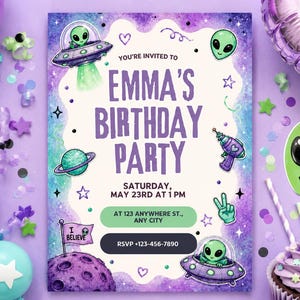 Könnte beinhalten: Eine rechteckige Geburtstagseinladung mit einem lila und blauen Weltraumthema. Der Text lautet: YOU'RE INVITED TO EMMA'S BIRTHDAY PARTY, SATURDAY, MAY 23RD AT 1 PM, AT 123 ANYWHERE ST., ANY CITY, RSVP +123-456-7890. Mit Außerirdischen und Planeten.