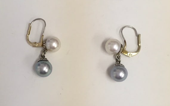 White and grey pearl earrings - image 1