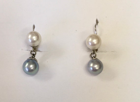 White and grey pearl earrings - image 2