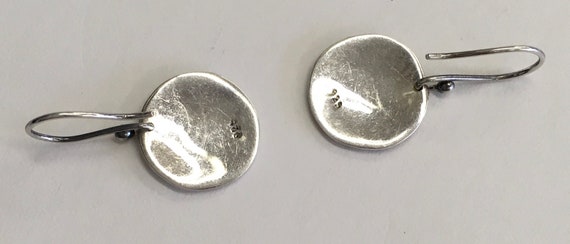 Round disk earring with wave pattern - image 2