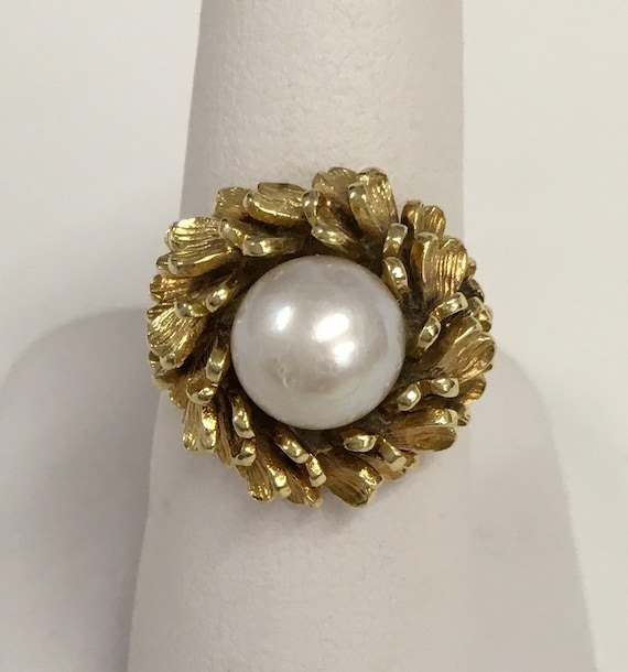 Pearl and 18 kt yellow gold dome ring