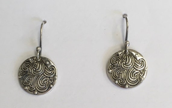 Round disk earring with wave pattern - image 1