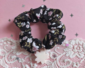 Scrunchies ou queue de cheval en tissu avec morceau de fleur de Sakura - résine