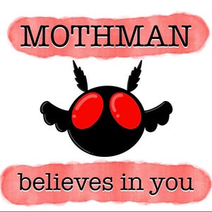 Puede incluir: Ilustración de dibujos animados de Mothman, criatura negra con ojos rojos y alas. El texto "MOTHMAN" y "believes in you" se muestran en negro sobre fondos rojos estilo acuarela, sobre un fondo blanco.