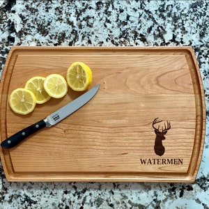 Buck Whitetail Cutting Board - Engraved Deer Charcuterie Board – Buck Design Wood Cutting Board – Hunting Cabin Decor – Gift for Hunters