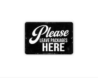 Puede incluir: Un letrero rectangular de metal negro con esquinas redondeadas que presenta el texto en blanco Please LEAVE PACKAGES HERE. El letrero tiene una textura ligeramente desgastada y pequeños orificios de montaje en los lados izquierdo y derecho.