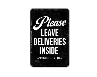 Puede incluir: Un letrero rectangular de metal negro con esquinas redondeadas que presenta texto blanco que dice Please LEAVE DELIVERIES INSIDE - THANK YOU -. El letrero tiene una textura desgastada con desgaste visible en los bordes y superficie oscura.