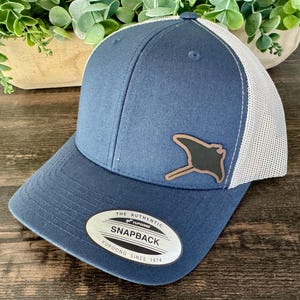 Stingray Hat – Snapback Trucker Hat with Leatherette Patch – Ocean Animal Cap – Marine Life Hat – Gift for Divers, Surfers & Ocean Lovers