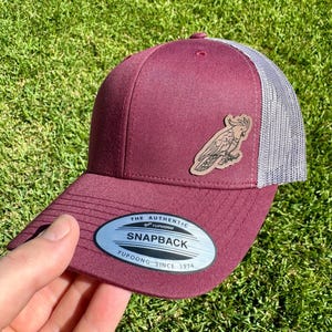 Cockatoo Hat – Trucker or Snapback Cap with Parrot Design – Tropical Bird Hat for Exotic Pet Owners, Birdwatchers & Animal Lovers
