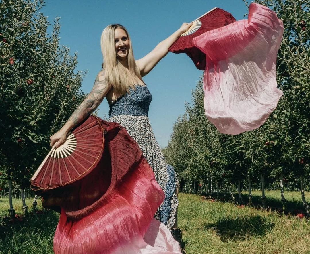 Weinrot! Ein Paar Silk Flow Künstler-Fächerschleier (Gratis-Etui)