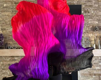 Peut inclure: Éventail de danse aux couleurs vives, allant du rouge au rose, en passant par le violet et le noir. Le tissu léger et translucide crée un effet dynamique et coloré. Idéal pour la danse ou les spectacles.