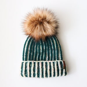 VERSANDFERTIG | Strickmütze | Leichter Hut | Kunstpelz Pom Pom | Erwachsenengröße Strickmütze | Handgefertigtes Geschenk | Grün & Marshmallow