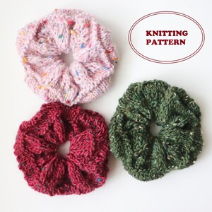 Może przedstawiać: Trzy dziane gumki do włosów w różnych kolorach: różowa z wielokolorowymi plamkami, bordowa i zielona.  "Knitting Pattern" jest napisane w białym owalu na czerwonym tle.