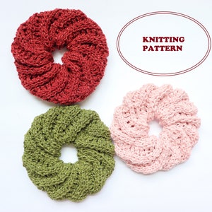 Op de afbeelding: Drie gebreide haar elastiekjes in verschillende kleuren: rood, roze en groen. De elastiekjes zijn gemaakt met een textuur steek en hebben een eenvoudig, klassiek ontwerp.  KNITTING PATTERN staat in de rechterbovenhoek van de afbeelding.