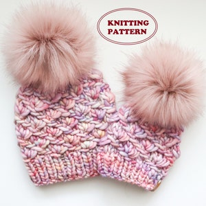 Op de afbeelding: Twee roze gebreide mutsen met pluche pompoenen. De mutsen zijn gemaakt met een textuur-steek en hebben een veelkleurig garen in tinten roze, paars en wit. De tekst "Knitting Pattern" is zichtbaar in de afbeelding.